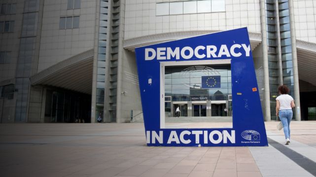 Demokracja słabnie. W USA najgorzej od 50 lat, Polska poprawia wynik