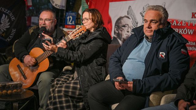 „Sąd ustalił, że policjanci napadli na niewinnego człowieka”? Tomasz Sakiewicz kłamie 