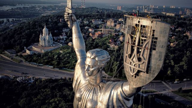Polski policjant z ukraińskim tryzubem? Sfabrykowany kadr z głośnego zatrzymania 
