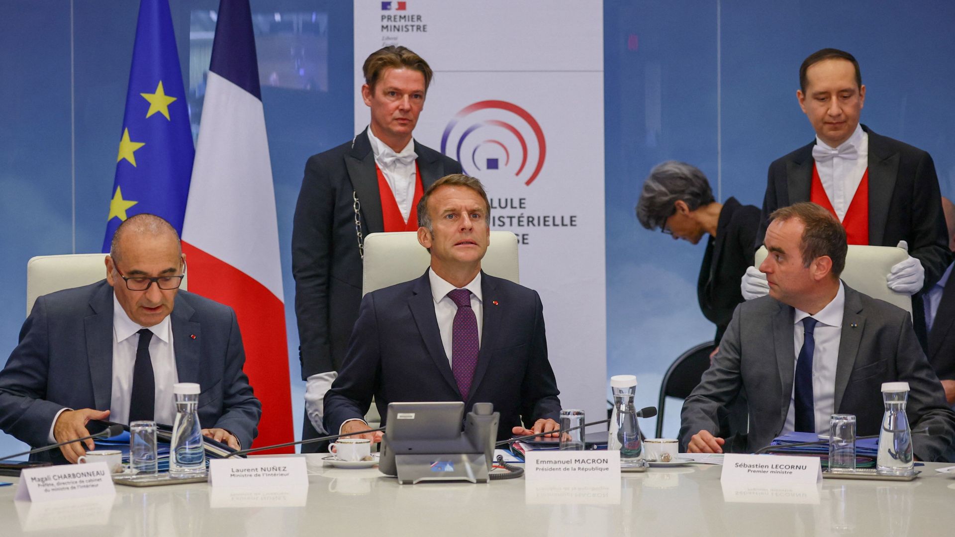 n/z Emmanuel Macron, po prawej Sebastien Lecornu, po lewej Laurent Nunez (fot. PAP/EPA/S.MEYSSONNIER)