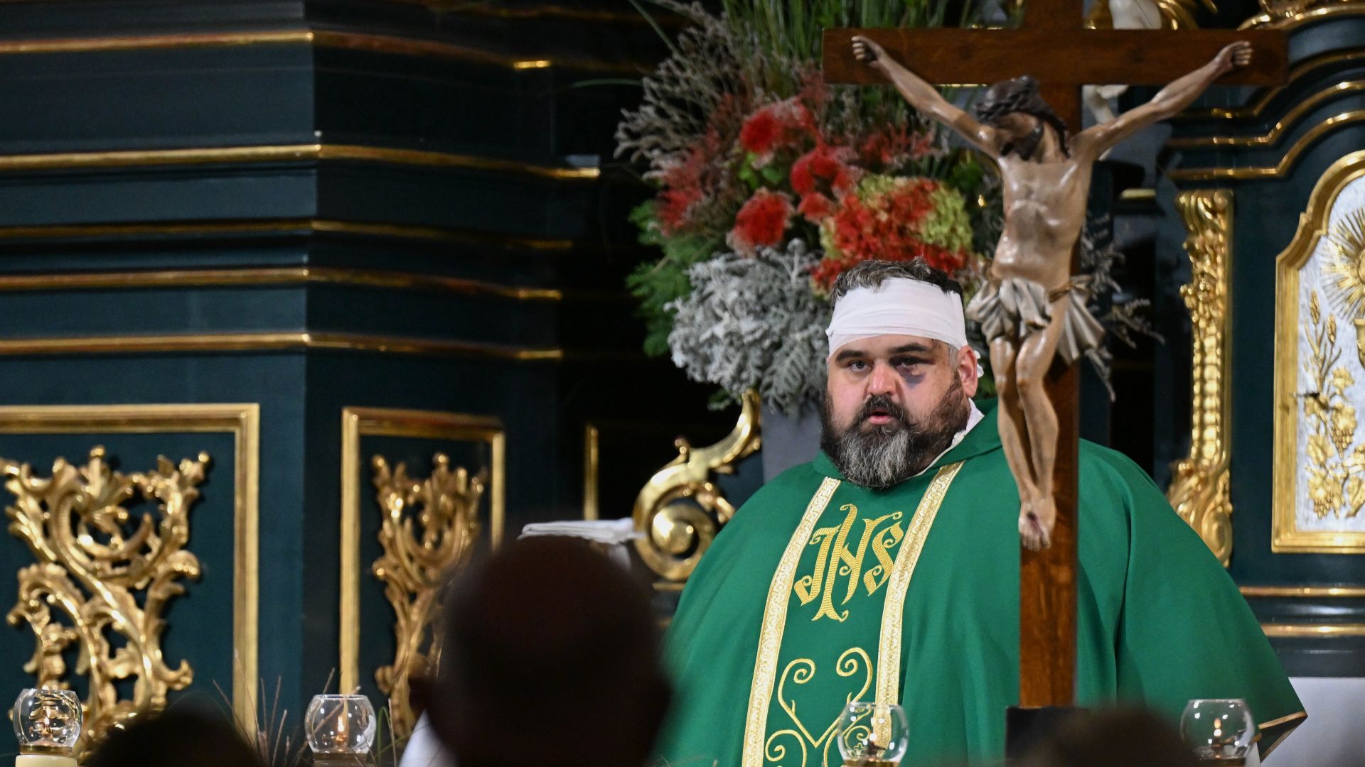 Krytyka za przebaczenie. Zaatakowany przez nożownika ksiądz wygłosił homilię 