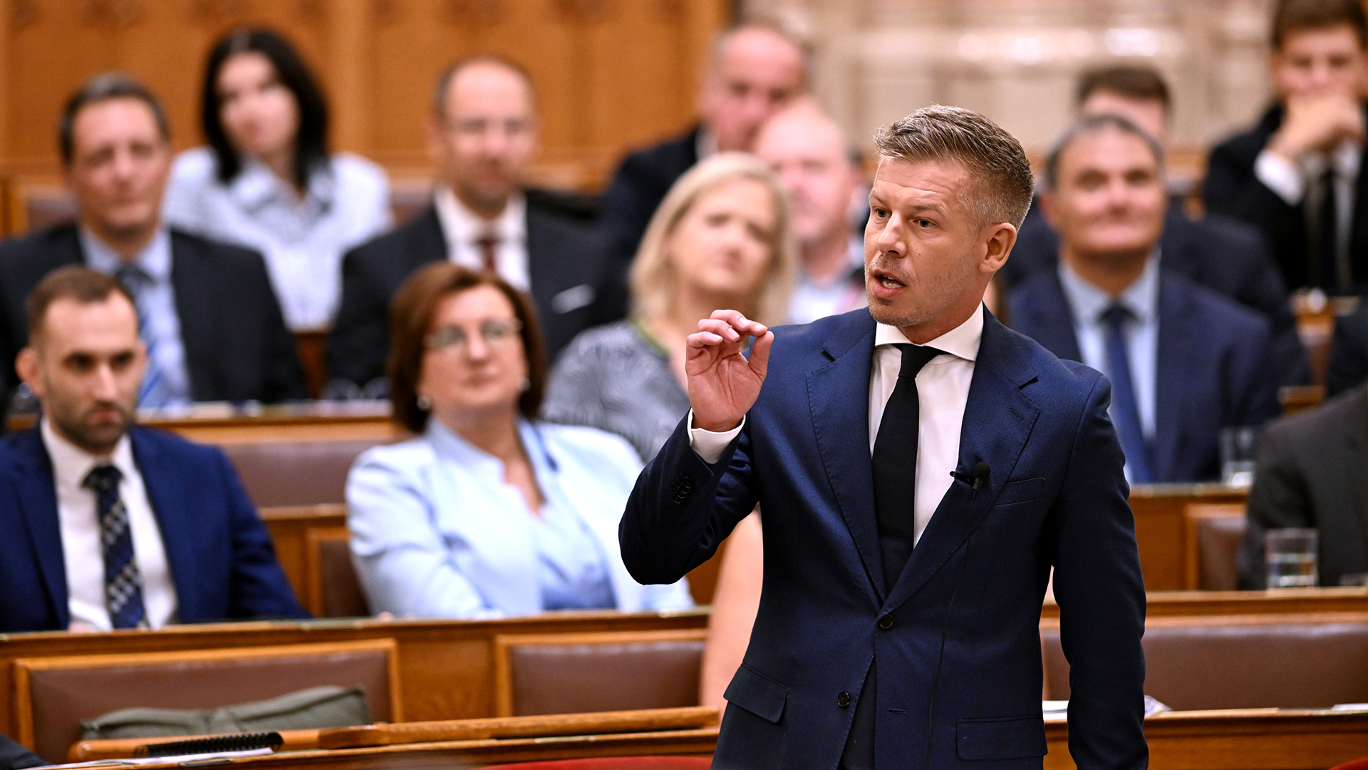 Péter Magyar - Premier Węgier podczas debaty w Parlamencie fot. Shutterstock