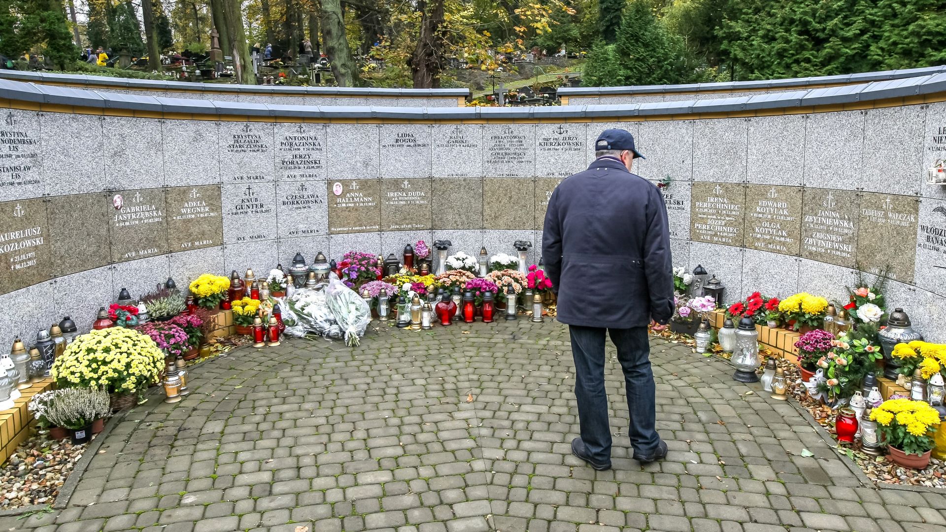 Urna w domu, prochy w górach, opłaty, kary i zmiany na cmentarzach. Sprawdzamy 