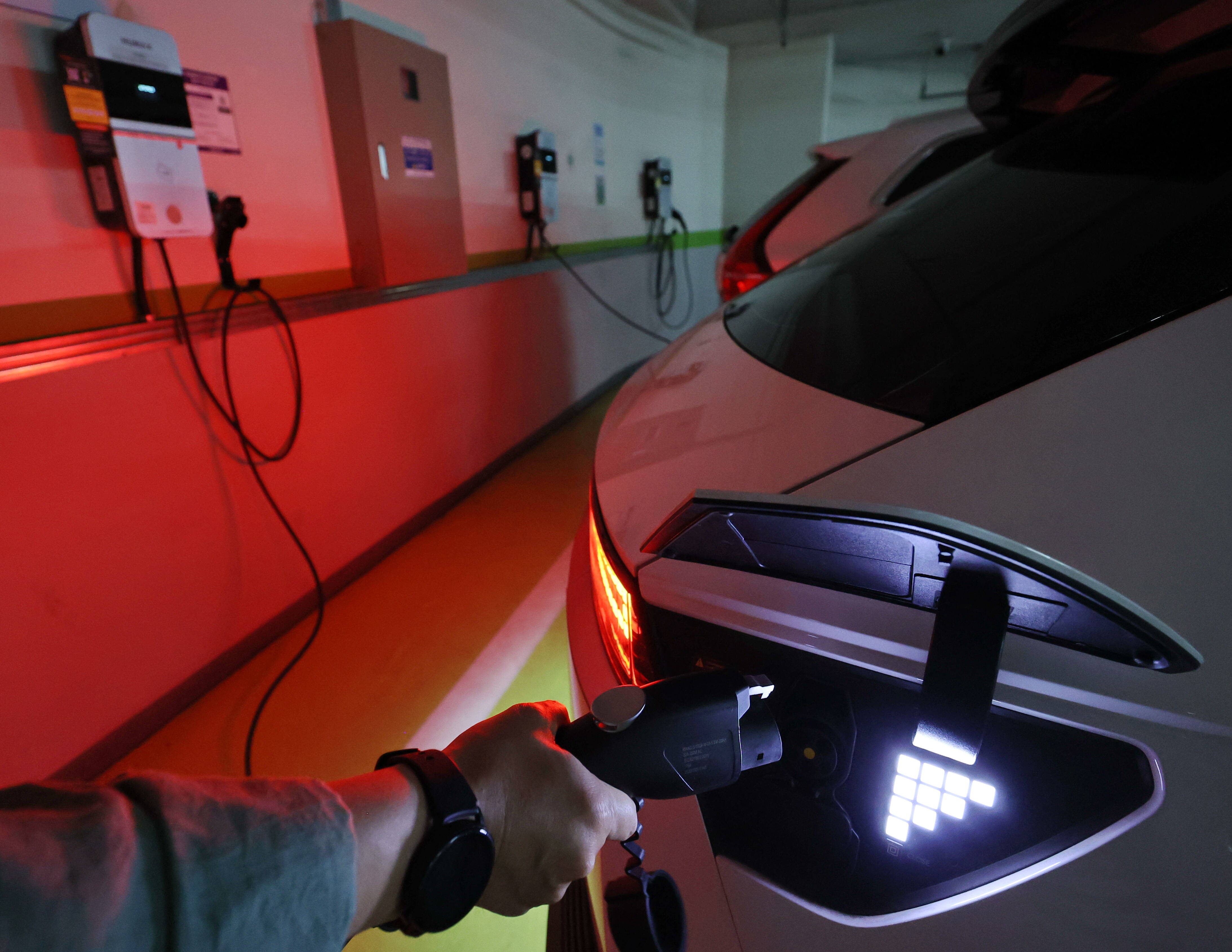 Częstszy samozapłon aut elektrycznych. Dane vs. mit