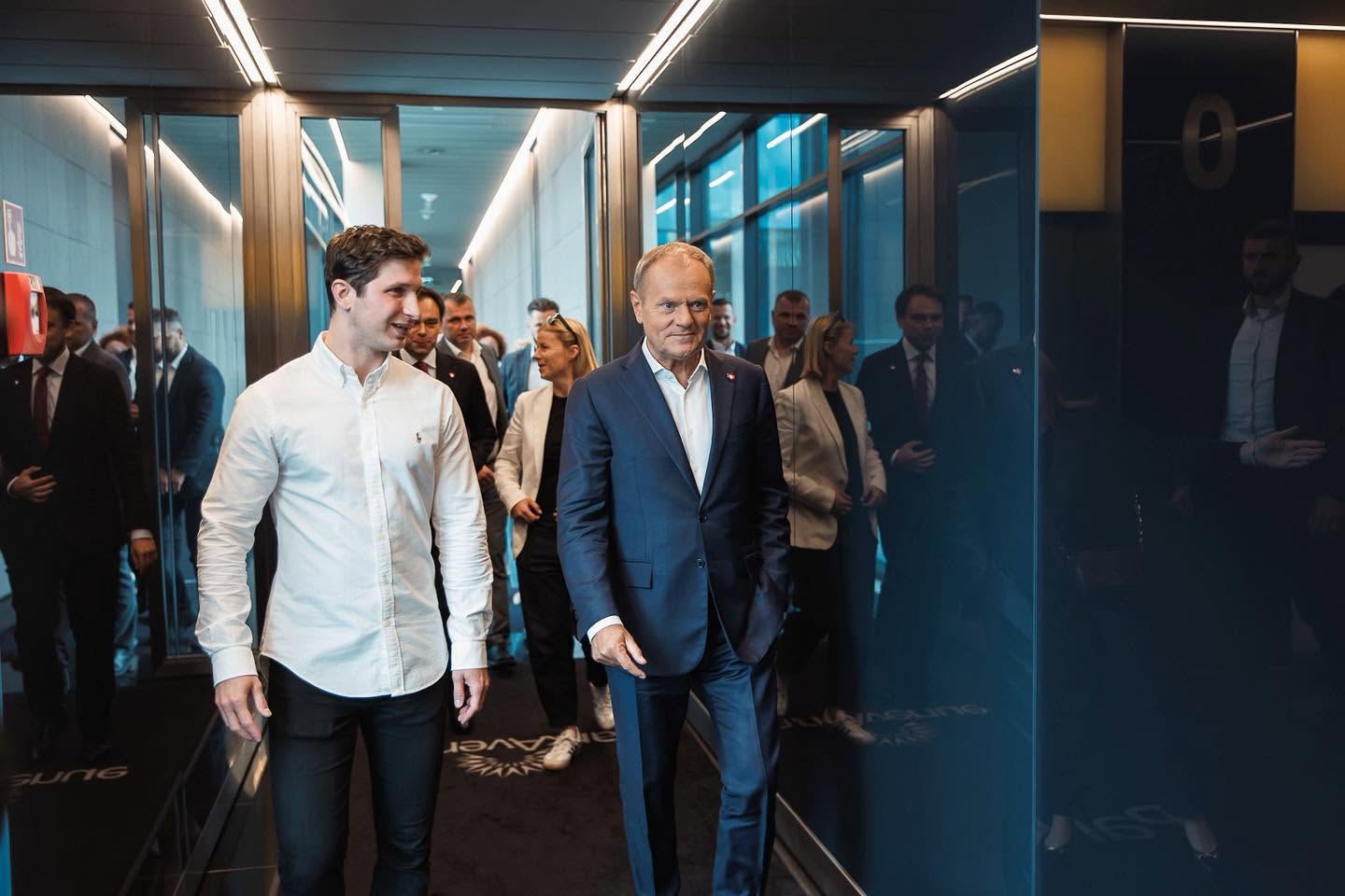 Rafał Modrzewski CEO firmy ICEYE oraz premier Donald Tusk fot: KPRM Facebook