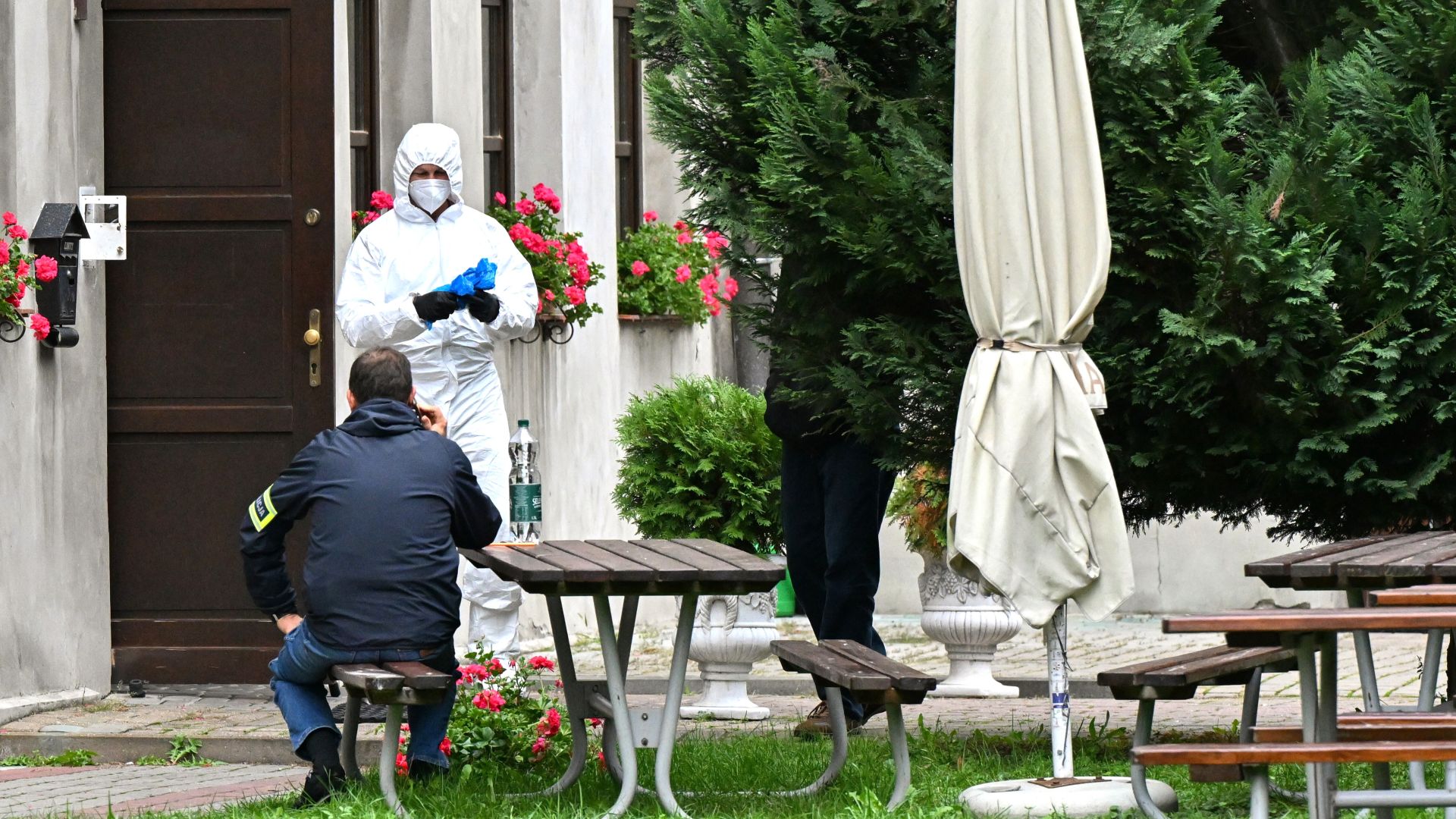 Działania śledczych w miejscu ataku nożownika na terenie Jarosławskiego Opactwa w Jarosławiu (fot. PAP/P.Polak)