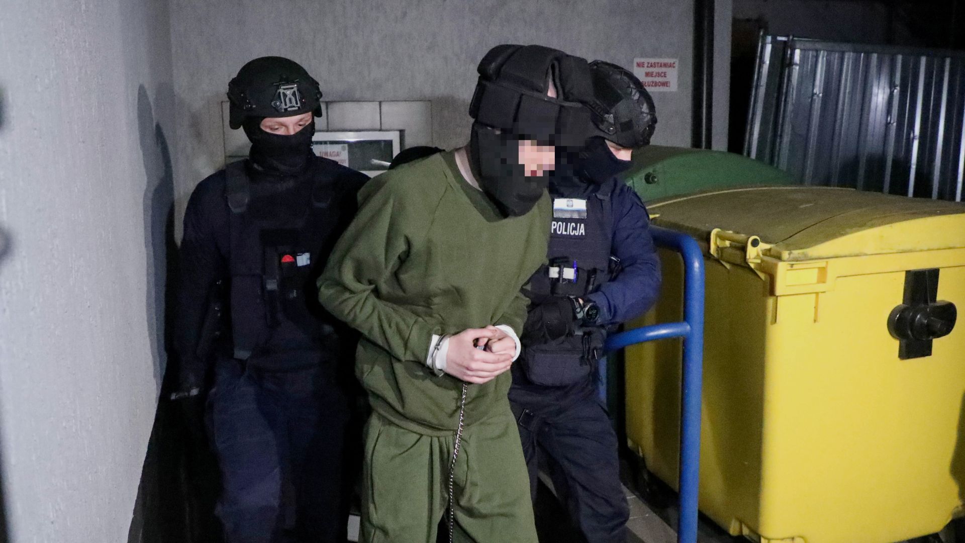 Zatrzymany ws. ataku nożem w Zespole Szkół Zawodowych nr 4 w Ostrołęce, wyprowadzany po przesłuchaniu w Prokuraturze Okręgowej (fot. PAP/A.Reszko)