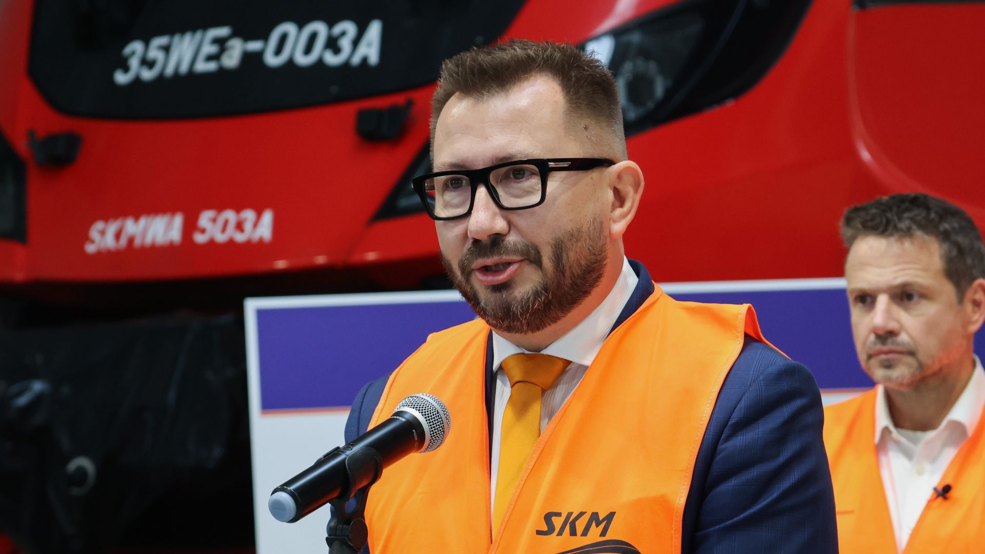 Prezydent m.st. Warszawy Rafał Trzaskowski (P) i prezes zarządu firmy  PTS Robert Karwasz (L) podczas konferencji prasowej w hali serwisowej na bocznicy SKM w Warszawie (fot. PAP/A.Zawada)