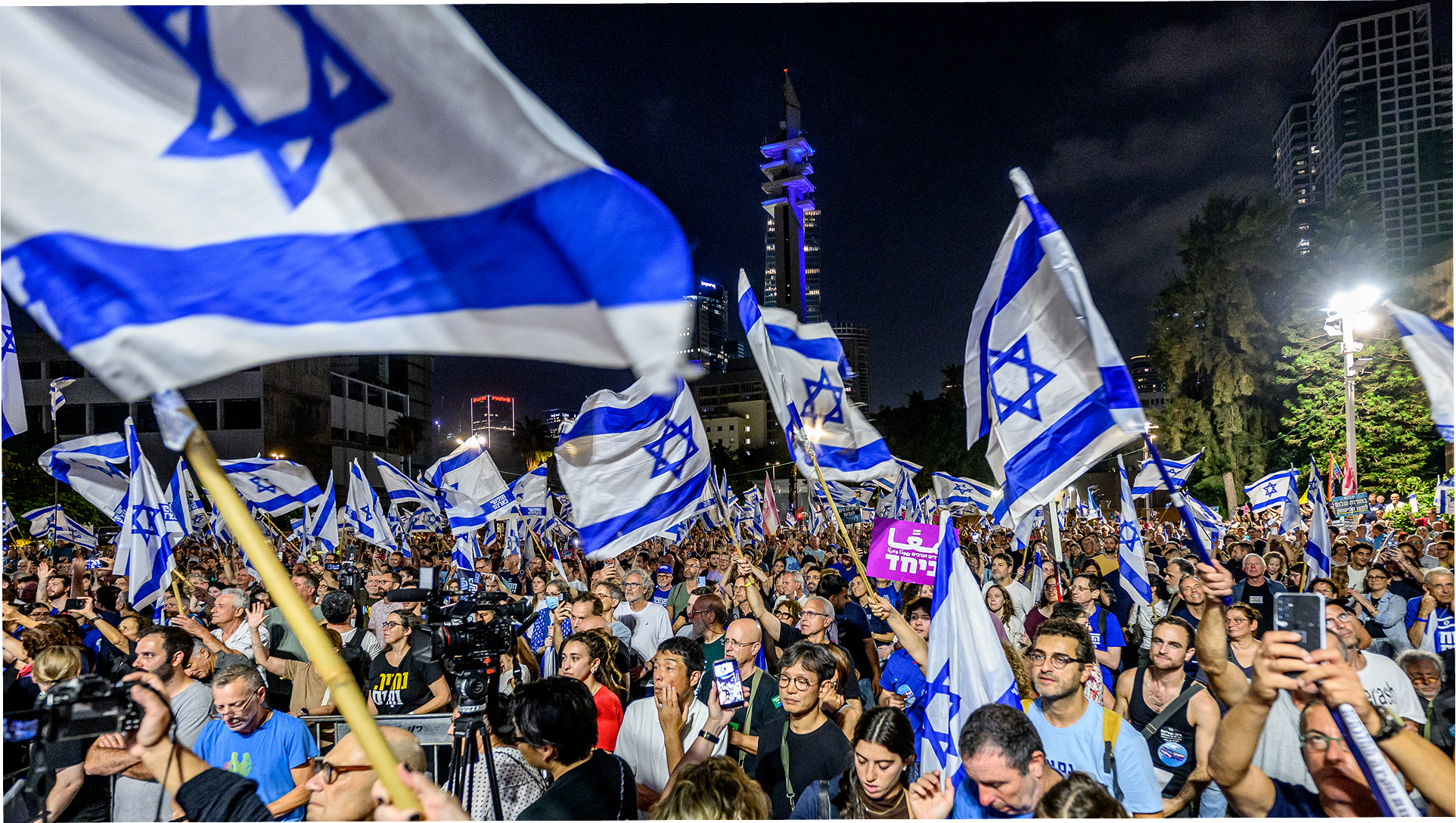 Demonstranci na Placu Zakładników (Hostages Square) podczas wiecu w Tel Avivie, 24 października 2026 r. (fot. Getty Images)
