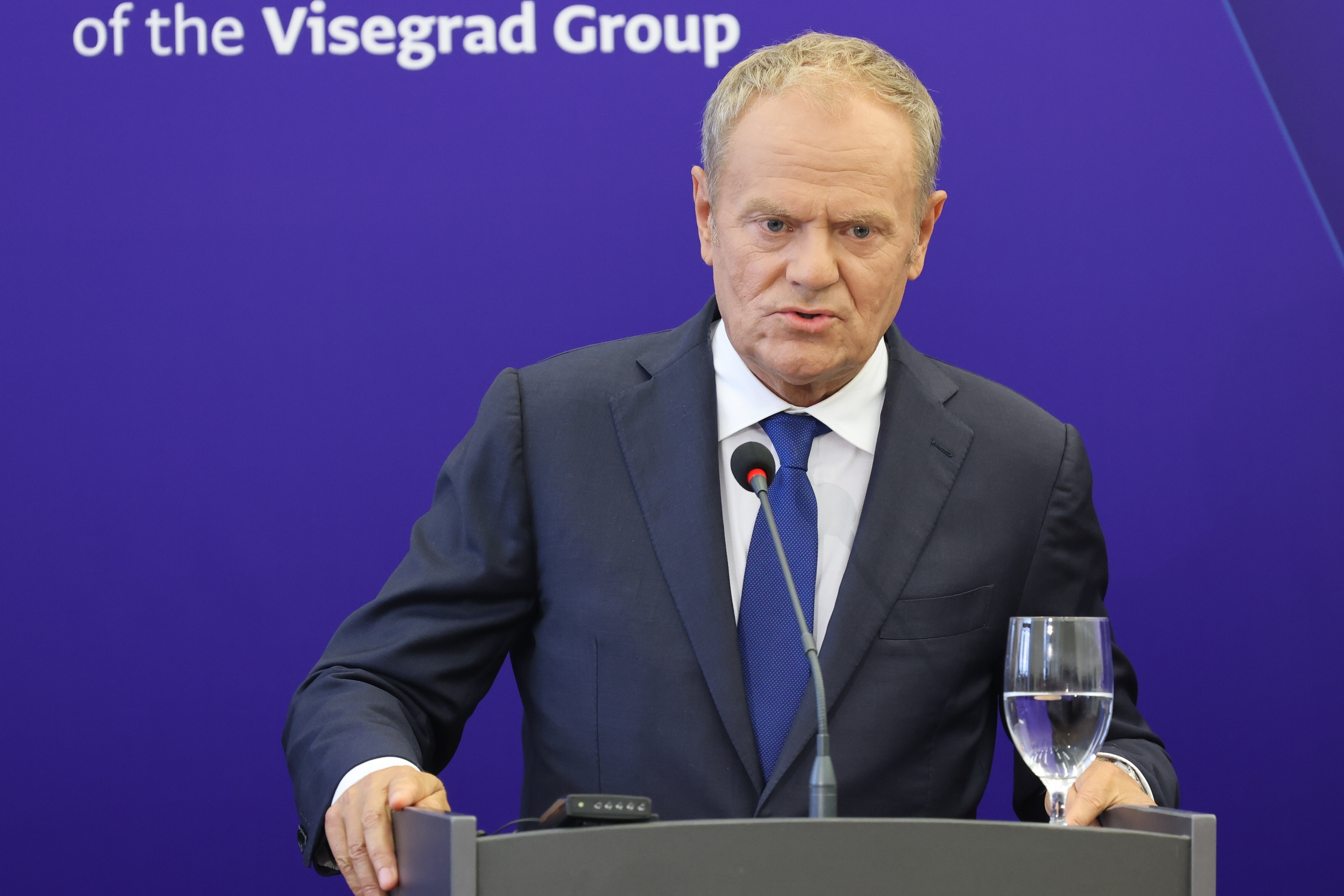Premier Donald Tusk podczas konferencji prasowej po spotkaniu premierów Grupy Wyszehradzkiej z premierem Irlandii w Bratysławie, fot. PAP/Albert Zawada