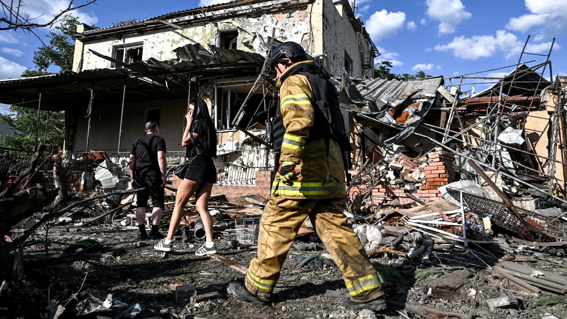 Mieszkańcy przed budynkiem mieszkalnym uszkodzonym w wyniku rosyjskiego ataku bombą kierowaną w Zaporożu, 5 lipca 2026 r. Fot. D. Smolienko/Ukrinform/Future Publishing/Getty