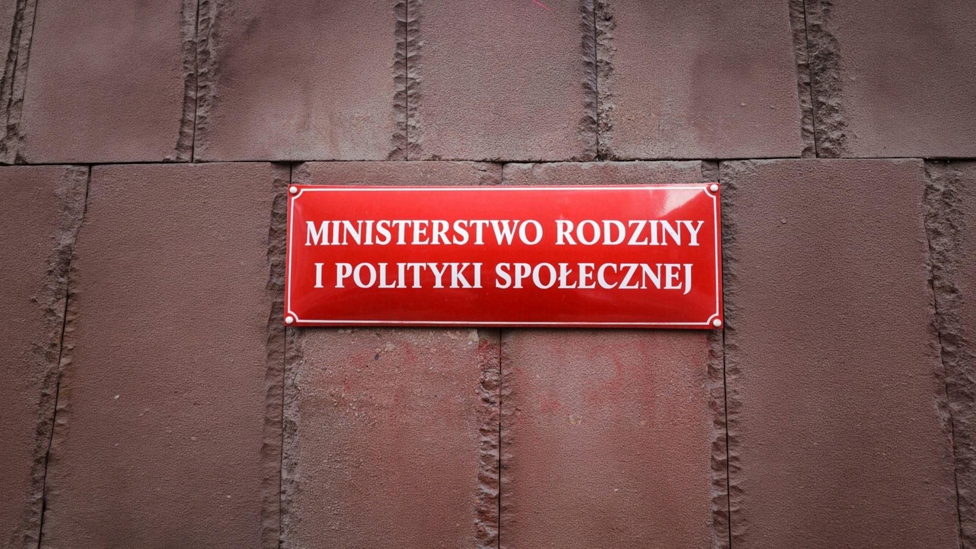 Urzędowy matriarchat? Czy ministerstwo dyskryminuje mężczyzn?
