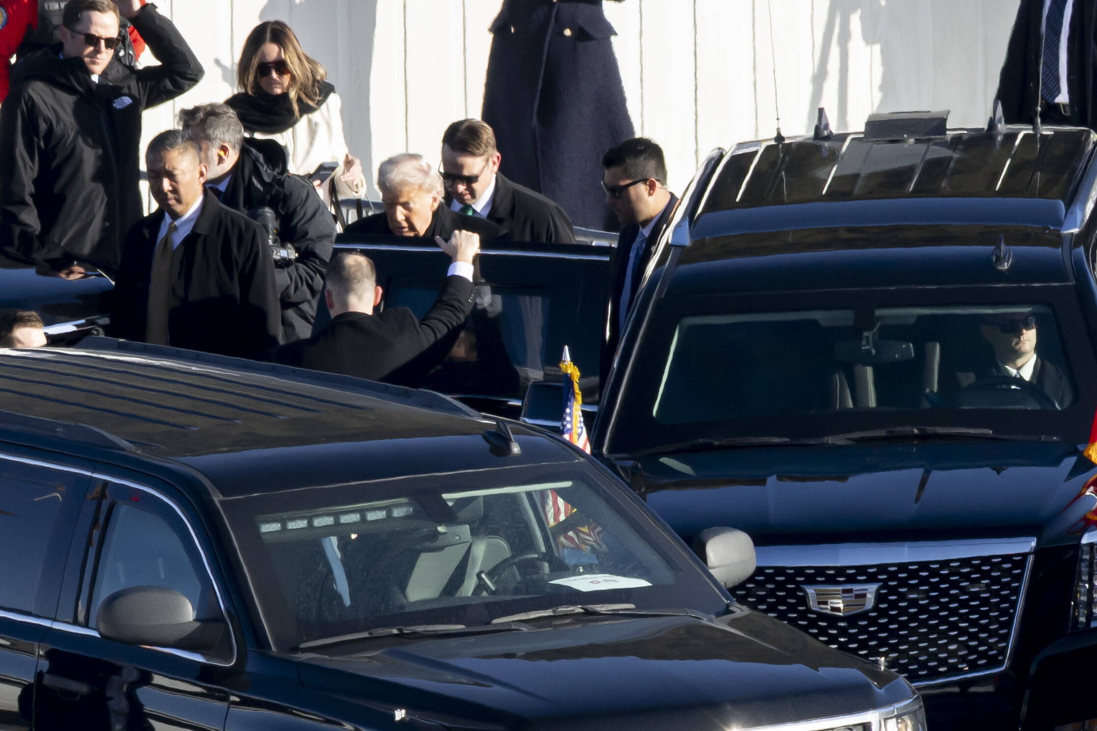 Trump przewrócił się przed limuzyną? Wytwór AI zmylił miliony