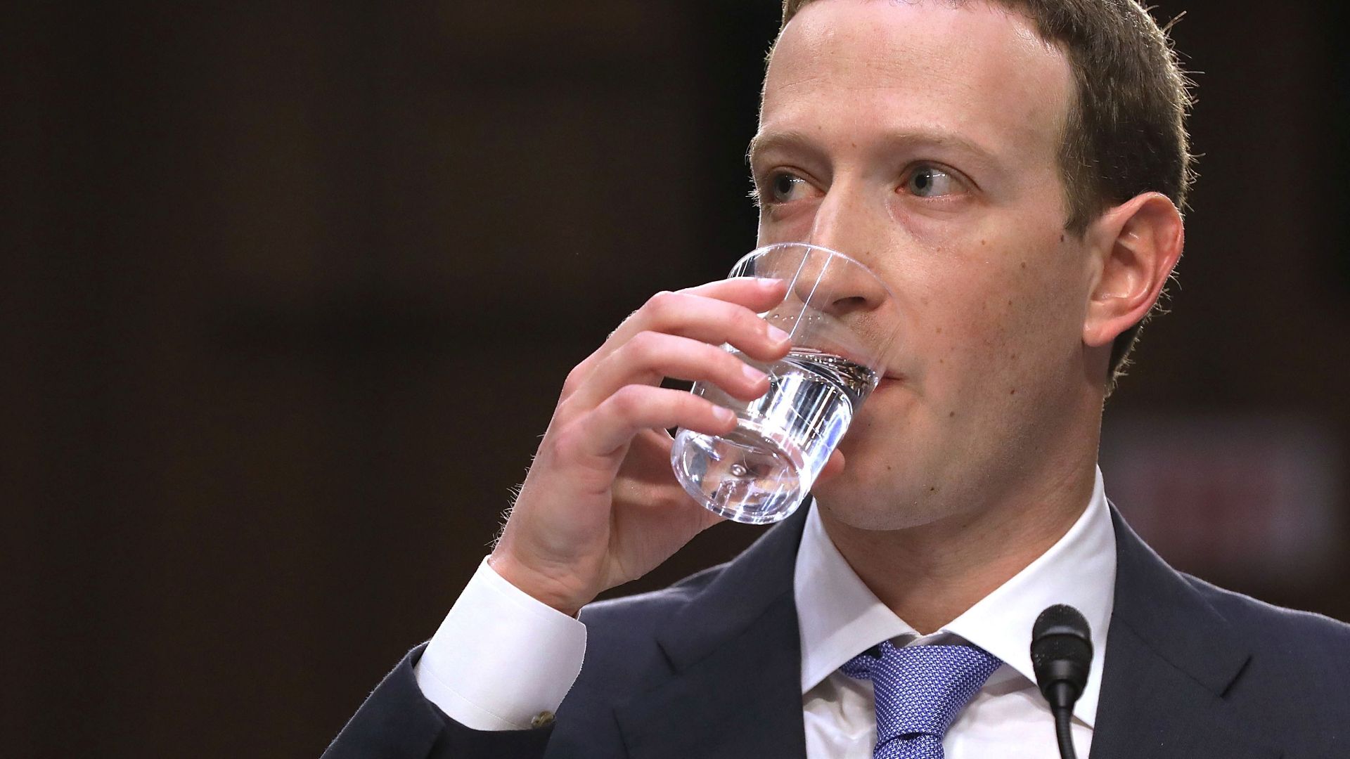 Zuckerberg nie ostrzega przed brakiem pitnej wody. To deepfake z ukrytą reklamą
