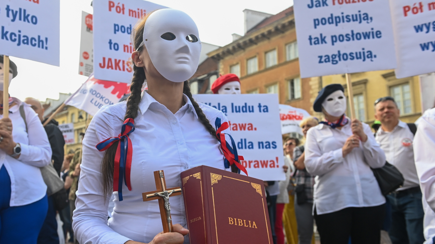 Stop, stop likwidacji, przez Nowacką edukacji