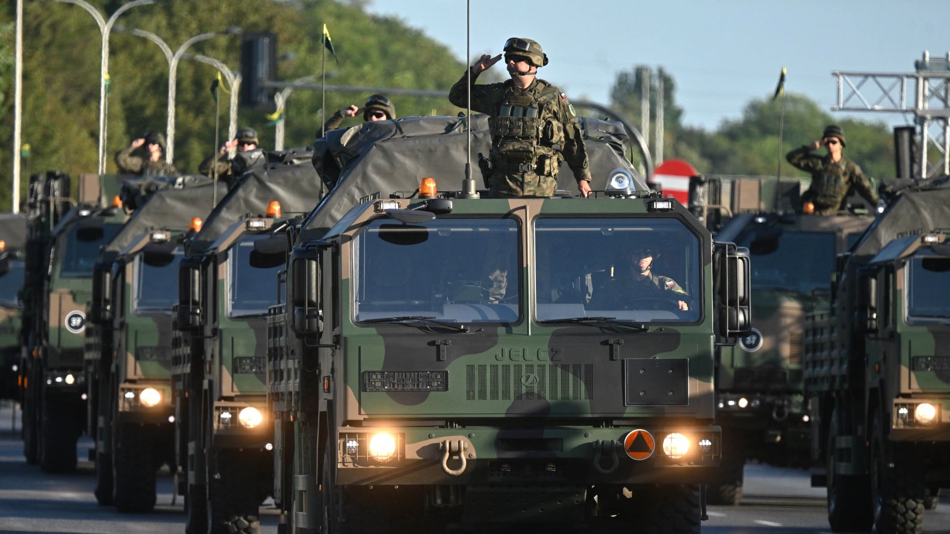 Sprzęt wojskowy przejechał przez Warszawę. Nadchodzi wojna?