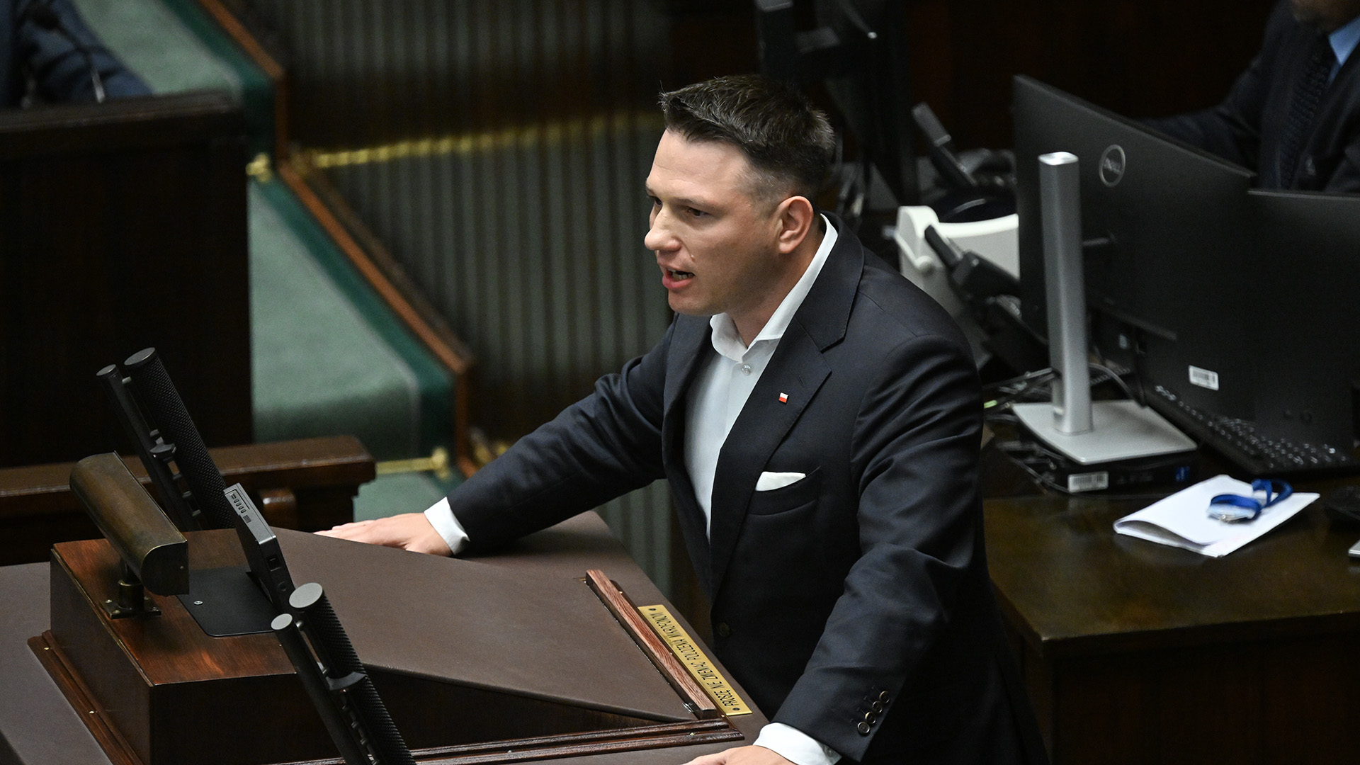 Mentzen chce wysłać „bezproduktywnych urzędników” do „normalnej” pracy. Sprawdzamy jego argumenty 