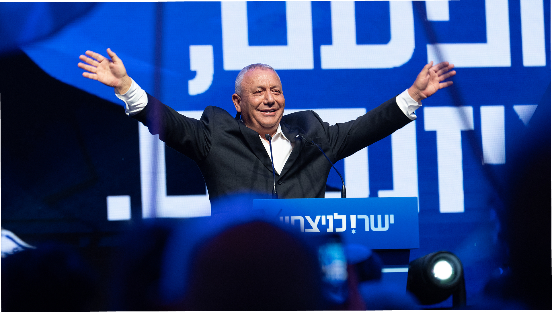 Lider partii Yashar Gadi Eisenkot podczas ostatniego wiecu wyborczego 25 października 2026 r. (fot. Getty Images)