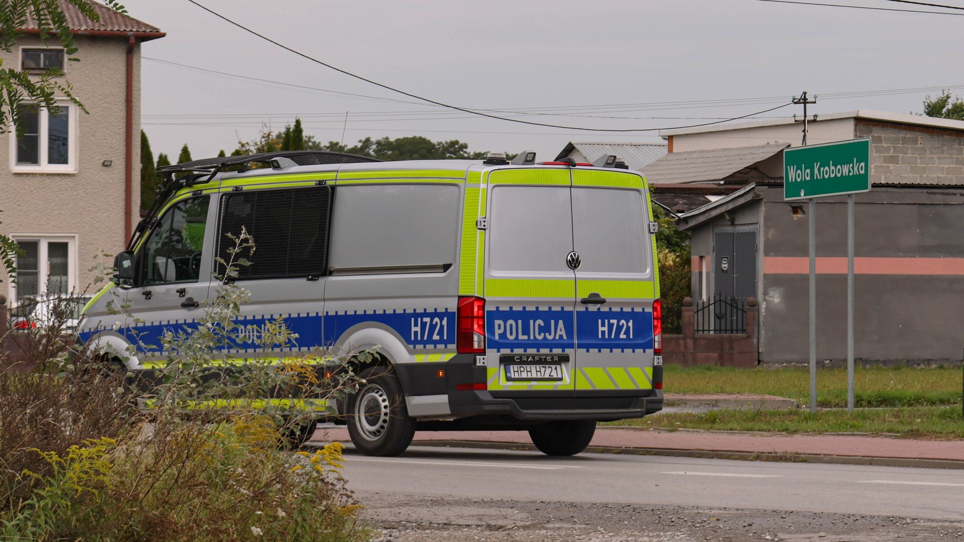 Policja blokuje drogę w okolicy miejsca pożaru instalacji antenowej firmy teleinformatycznej w Woli Krobowskiej (fot. PAP/A.Zawada)