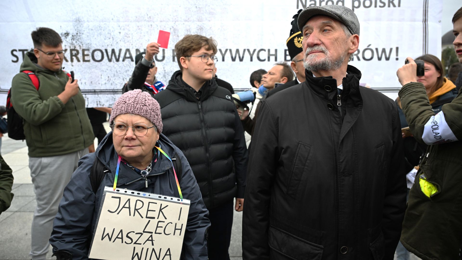 Poseł PiS Antoni Macierewicz (C-P) wśród uczestników pikiety przed pomnikiem Ofiar Tragedii Smoleńskiej 2010 roku na pl. Piłsudskiego w Warszawie (fot. PAP)