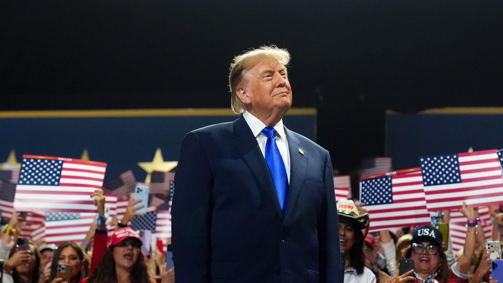 5000+ po amerykańsku. Jak Trump chce kupić zwycięstwo Republikanów