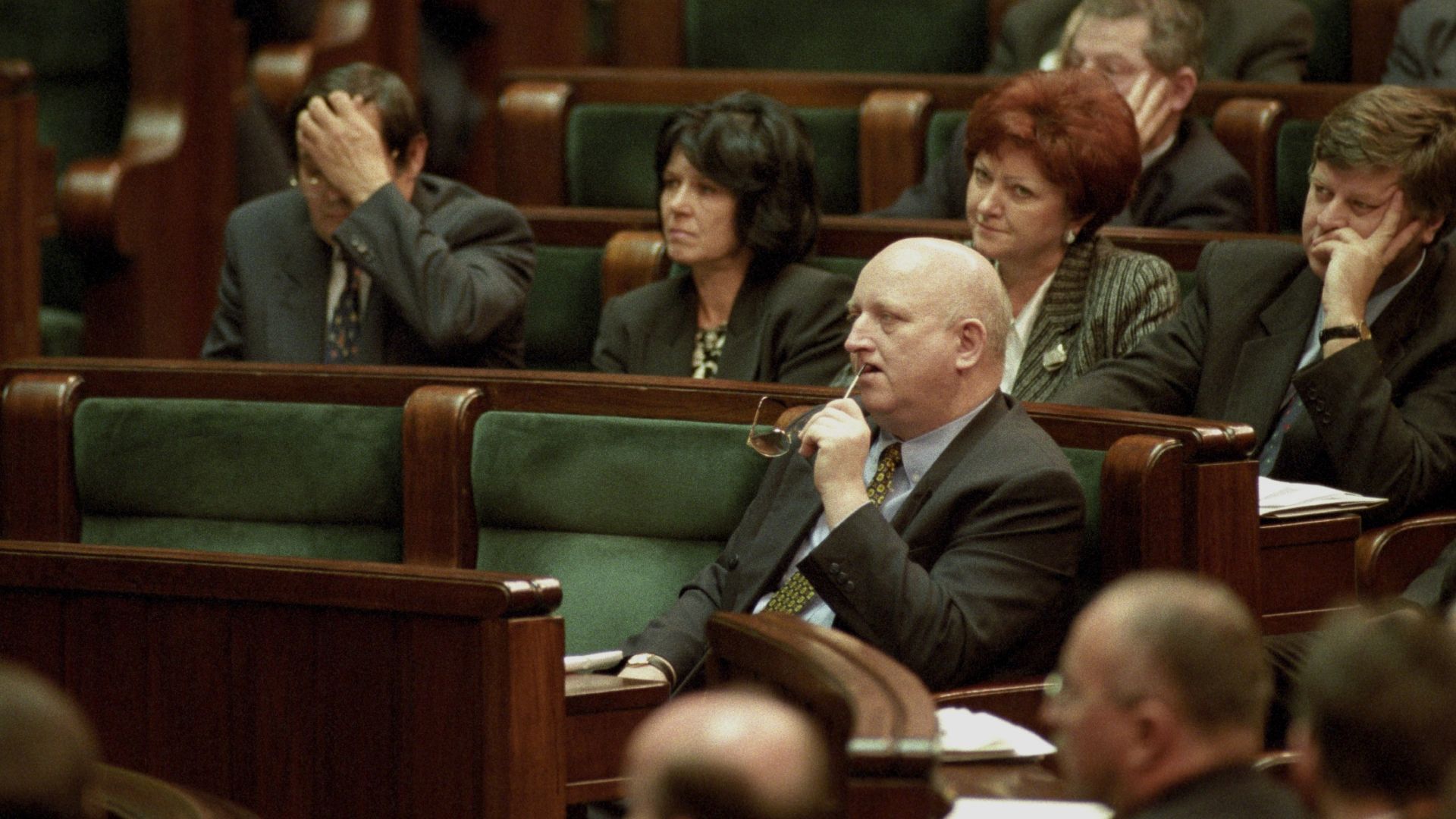 1997, posiedzenie Sejmu RP III kadencji, n/z posłowie Klubu Parlamentarnego SLD. W pierwszym rzędzie Józef Oleksy (fot PAP)