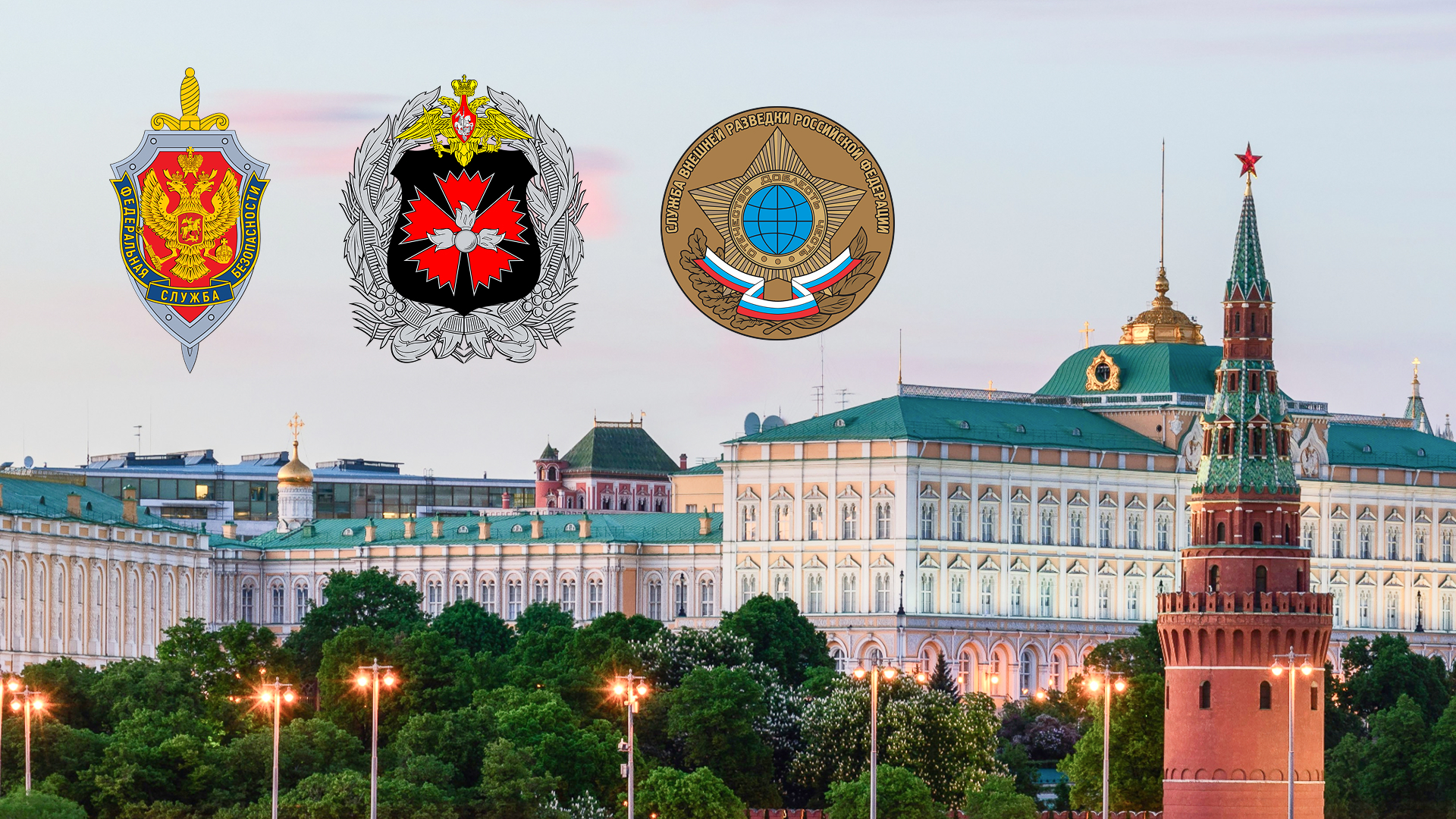Od lewej: emblematy rosyjskich służb FSB, GRU i SWR. W tle Kreml w Moskwie. Wikimedia Commons, Unsplash
