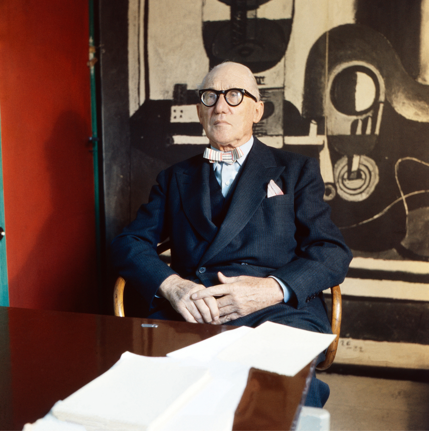 Le Corbusier w swoim studio, Francja 1960 r.  (fot. Wolfgang Kuhn/United Archives via Getty Images)