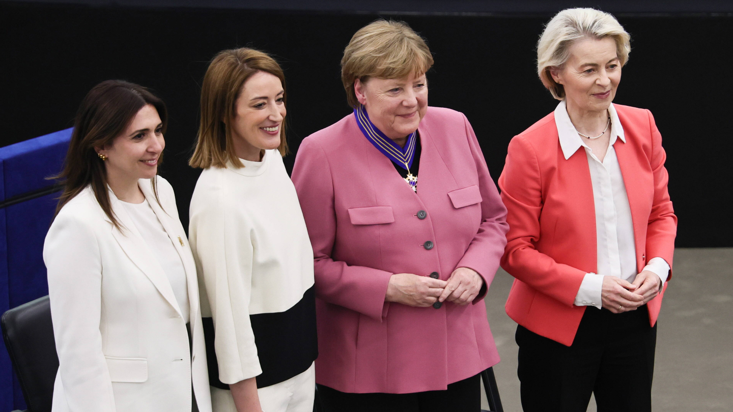 Wszystkie winy Merkel. Za co „cesarzowa Europy” dostała order?
