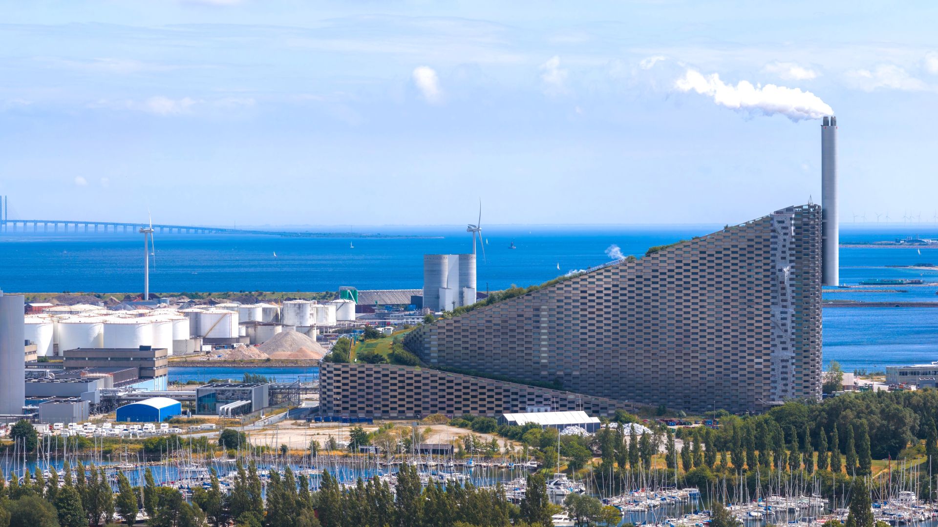 CopenHill (znana też jako Amager Bakke) to nowoczesna elektrociepłownia i spalarnia odpadów w Kopenhadze (fot. Shutterstock)