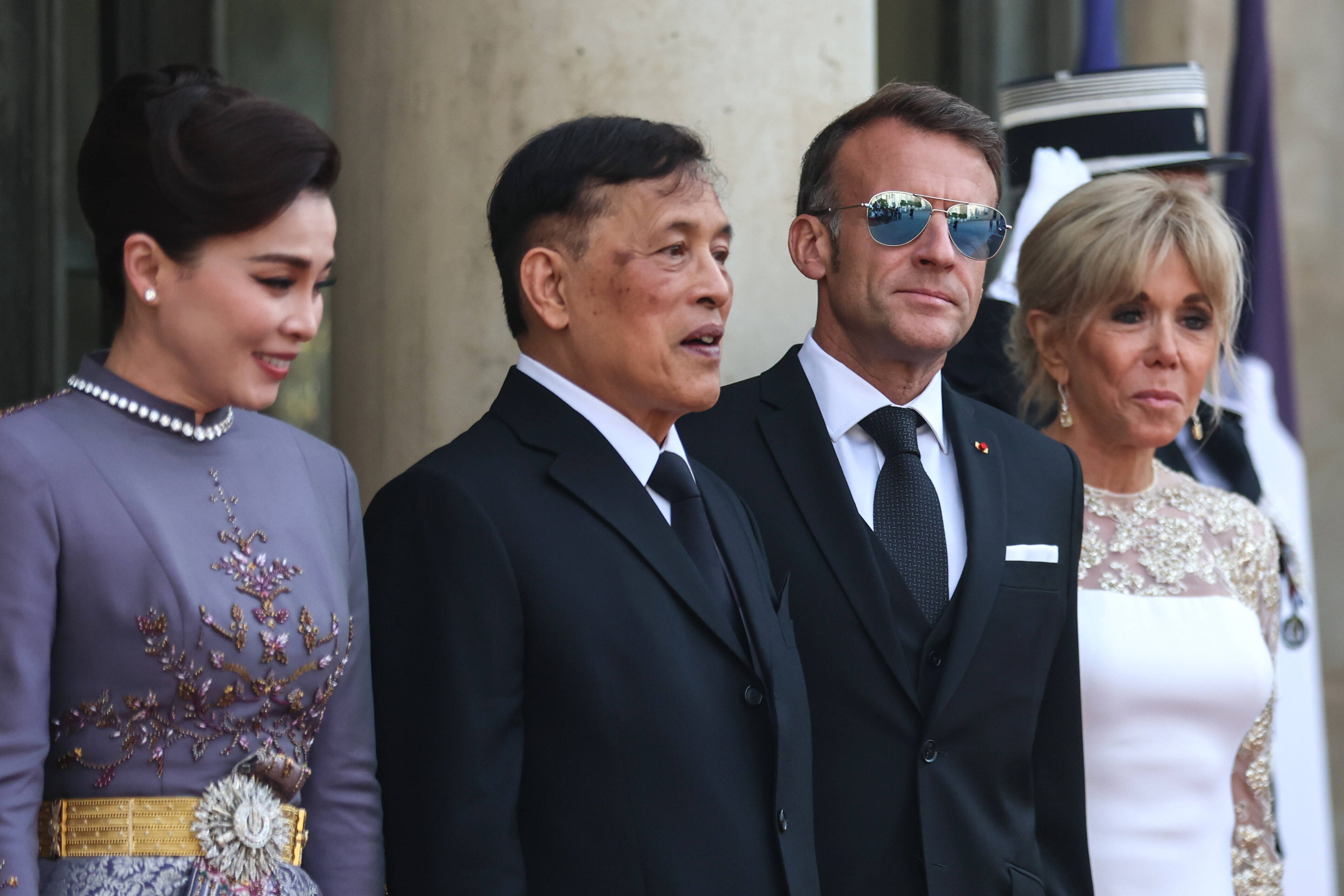 Macron nie klękał przed królem Tajlandii. Wiralowe zdjęcie to fałszywka