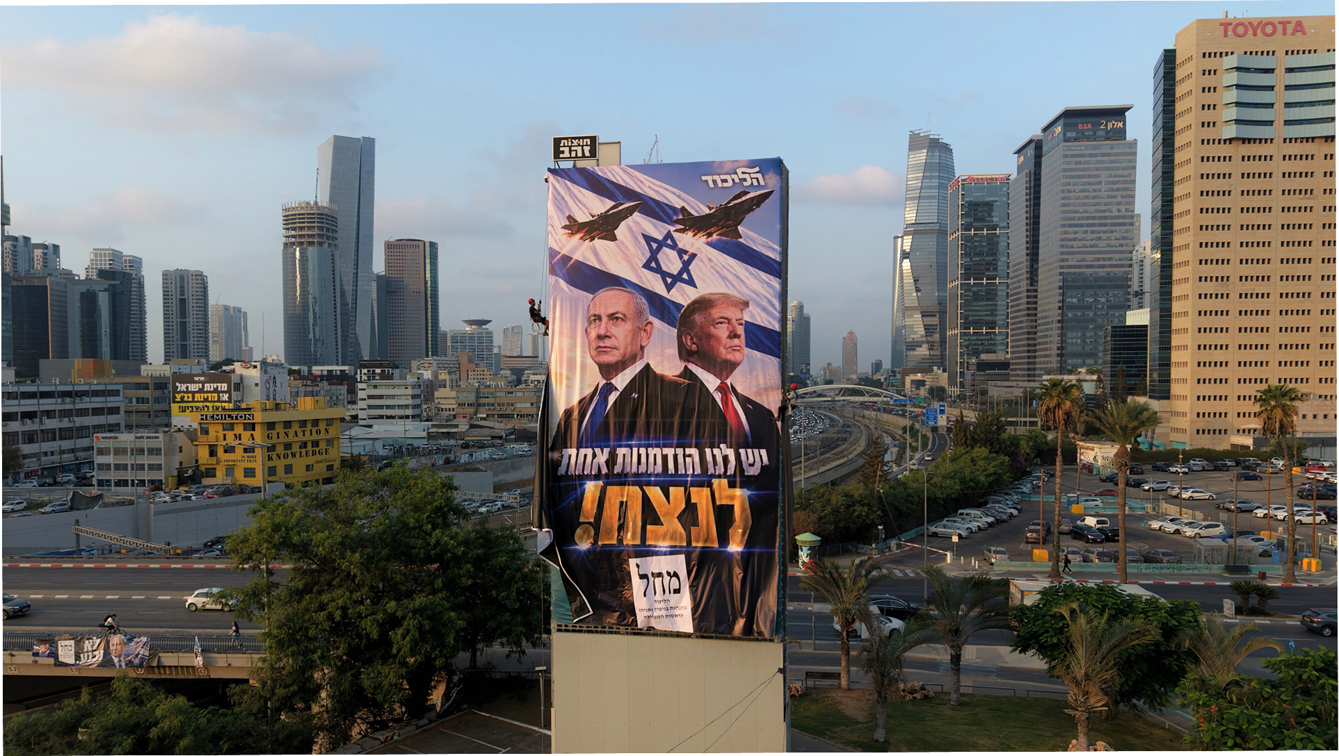 Billboard wyborczy partii Likud, przedstawiający premiera Izraela Benjamina Netanjahu (z lewej) wraz z prezydentem USA Donaldem Trumpem (fot. PAP/EPA/Abir Sultan)