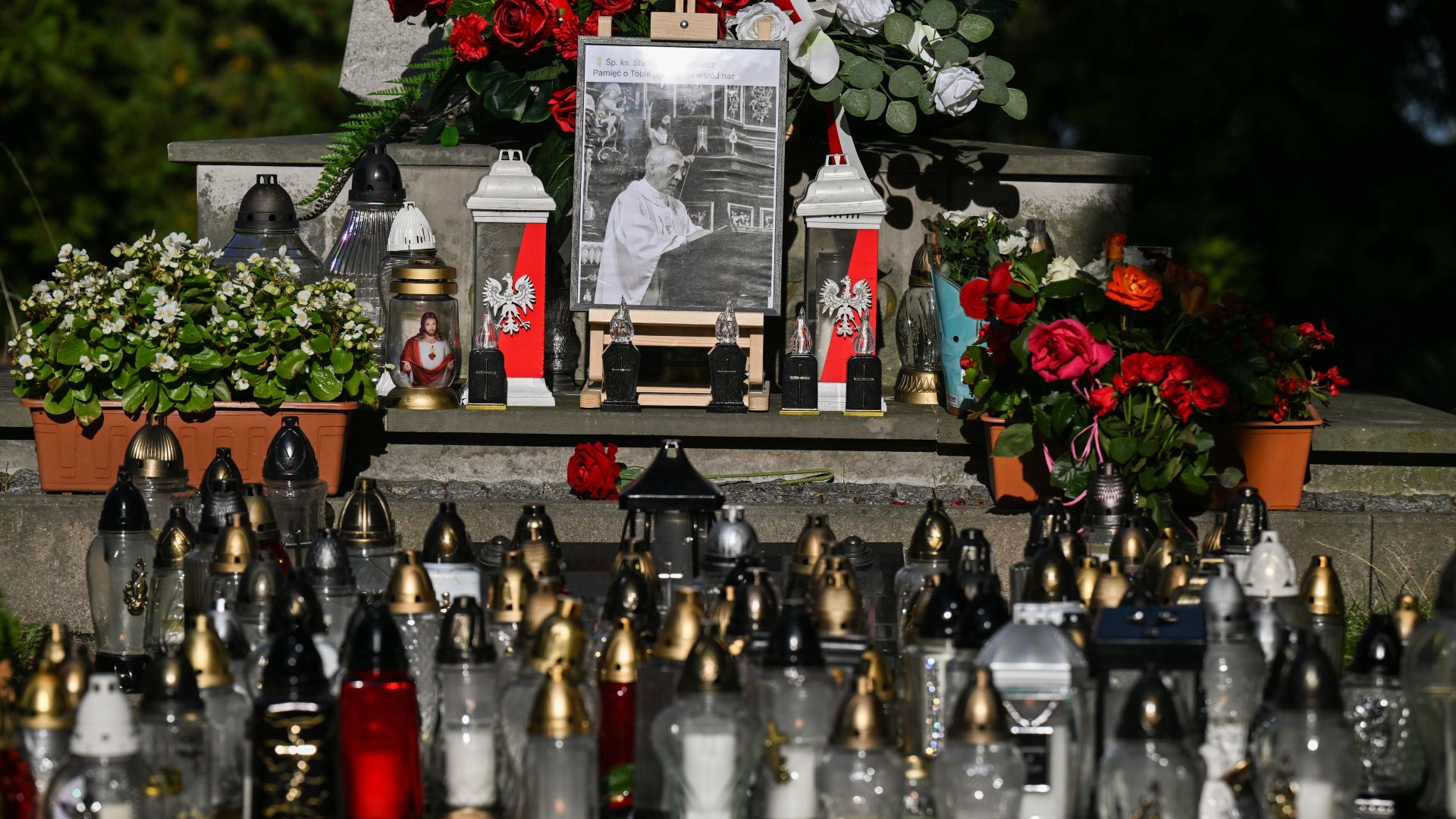 Znicze i kwiaty złożone przez wiernych przed kościołem rektoralnym pw. św. Mikołaja i św. Stanisława Biskupa w Jarosławiu (fot. PAP)