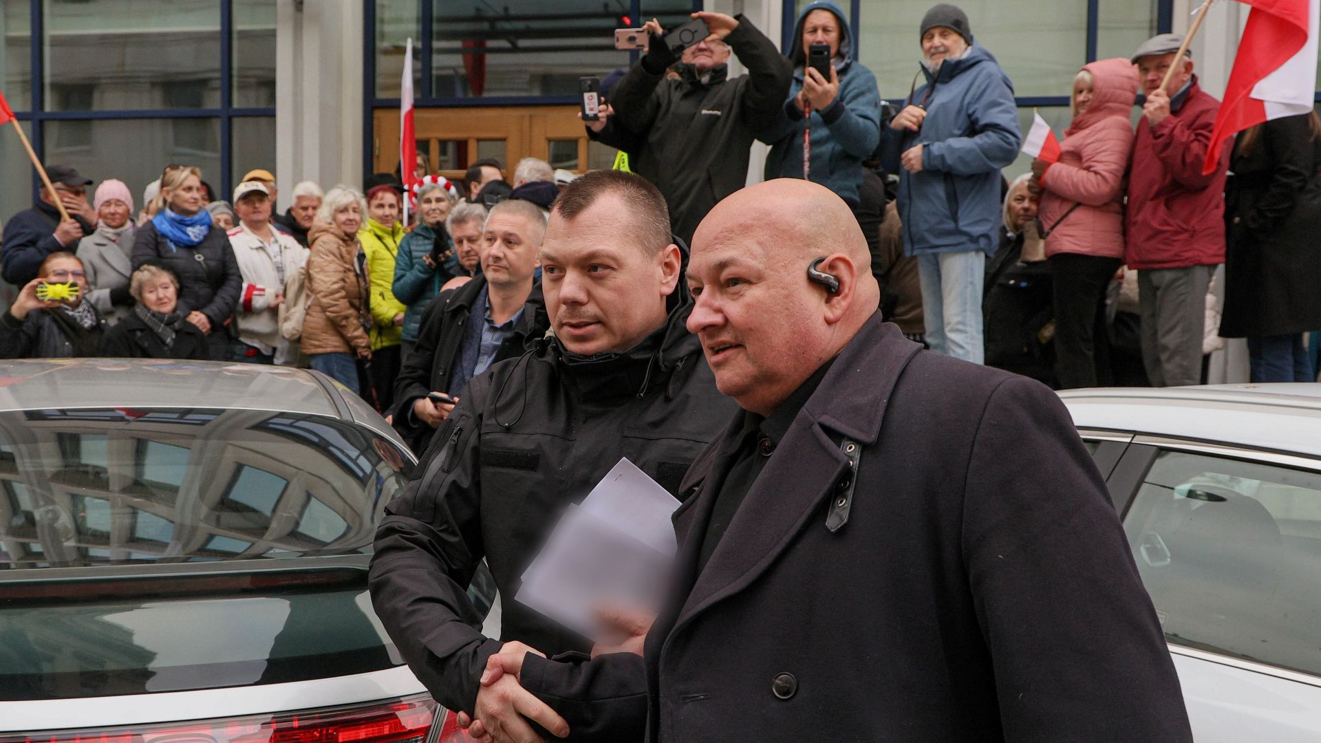 Warszawa, 18.10.2026. Piotr W. (C) przed Sądem Rejonowym dla Warszawy-Śródmieścia. Fot. PAP/Paweł Supernak