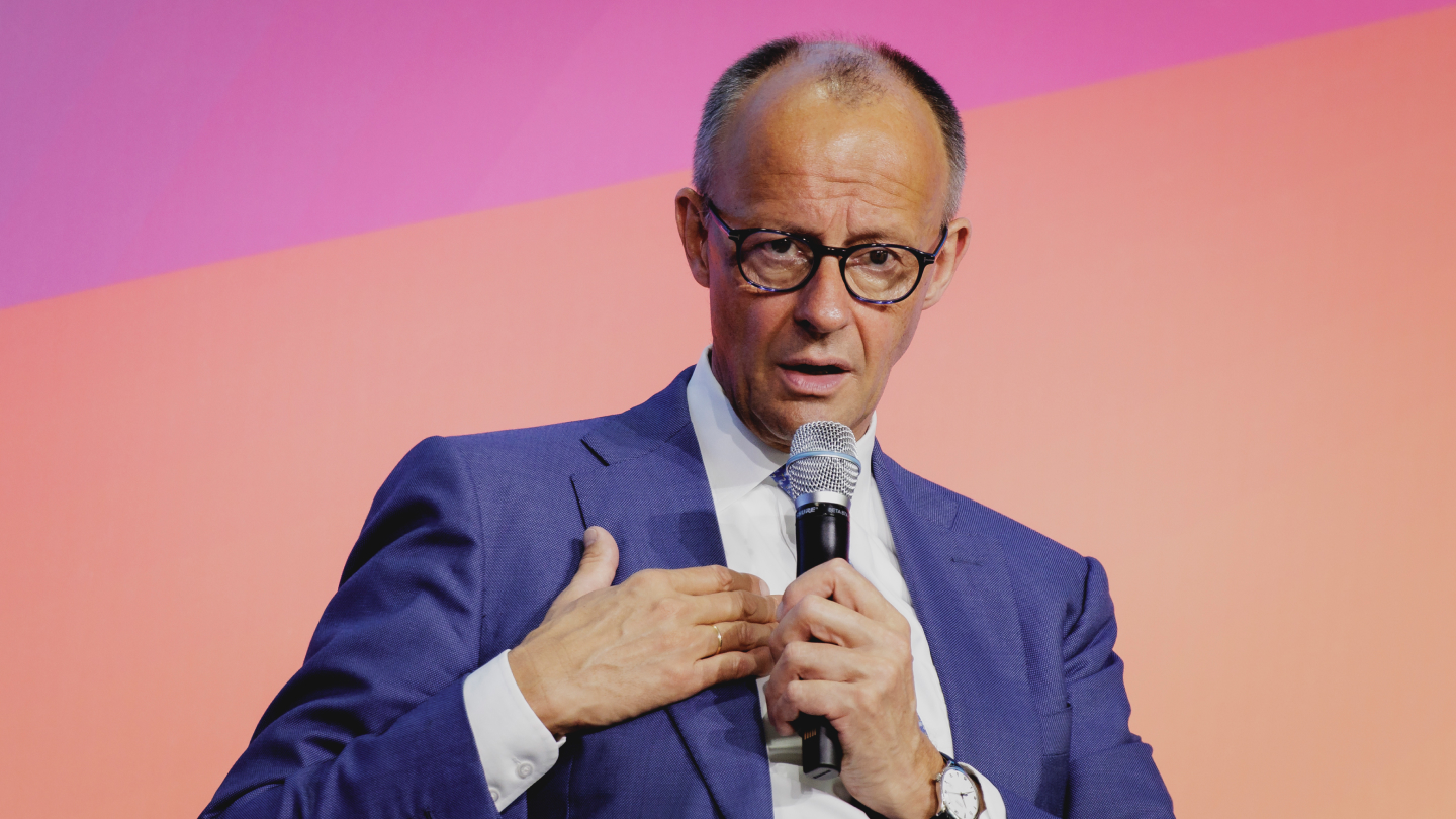 Kanclerz Niemiec wydał fortunę na sesję z transpłciową modelką?