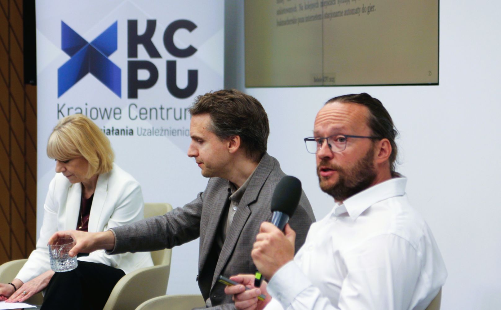 Młodzież w 2025 roku. Mniej alkoholu, mniej papierosów, więcej problemów psychicznych