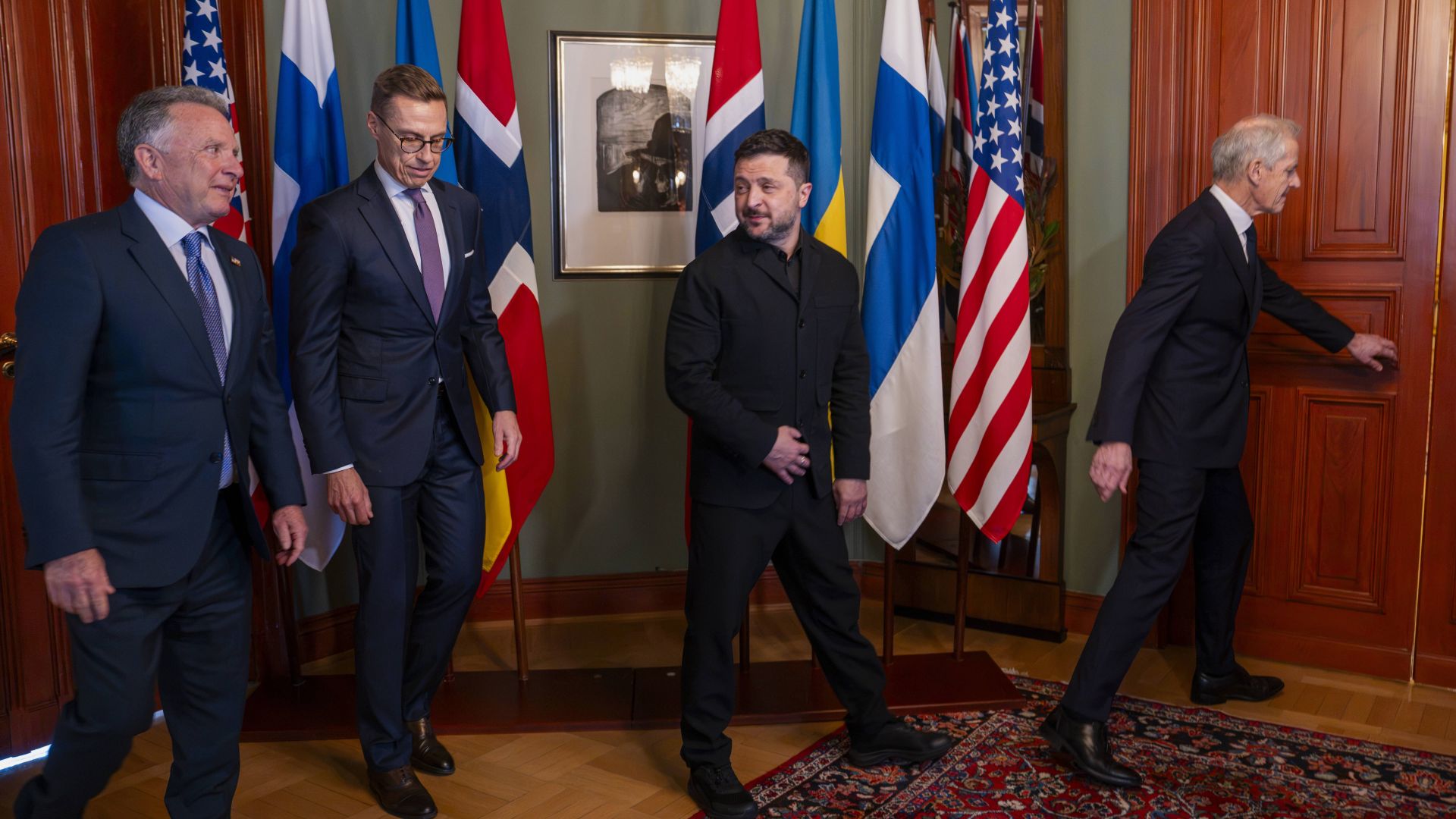 Prezydent Ukrainy Wołodymyr Zełenski  z premierem Norwegii Jonasem Gahrem Støre,  specjalnym wysłannikiem USA Steve’em Witkoffem oraz prezydentem Finlandii Alexandrem Stubbem w Oslo, 20 października 2026r. (fot. PAP/NTB)