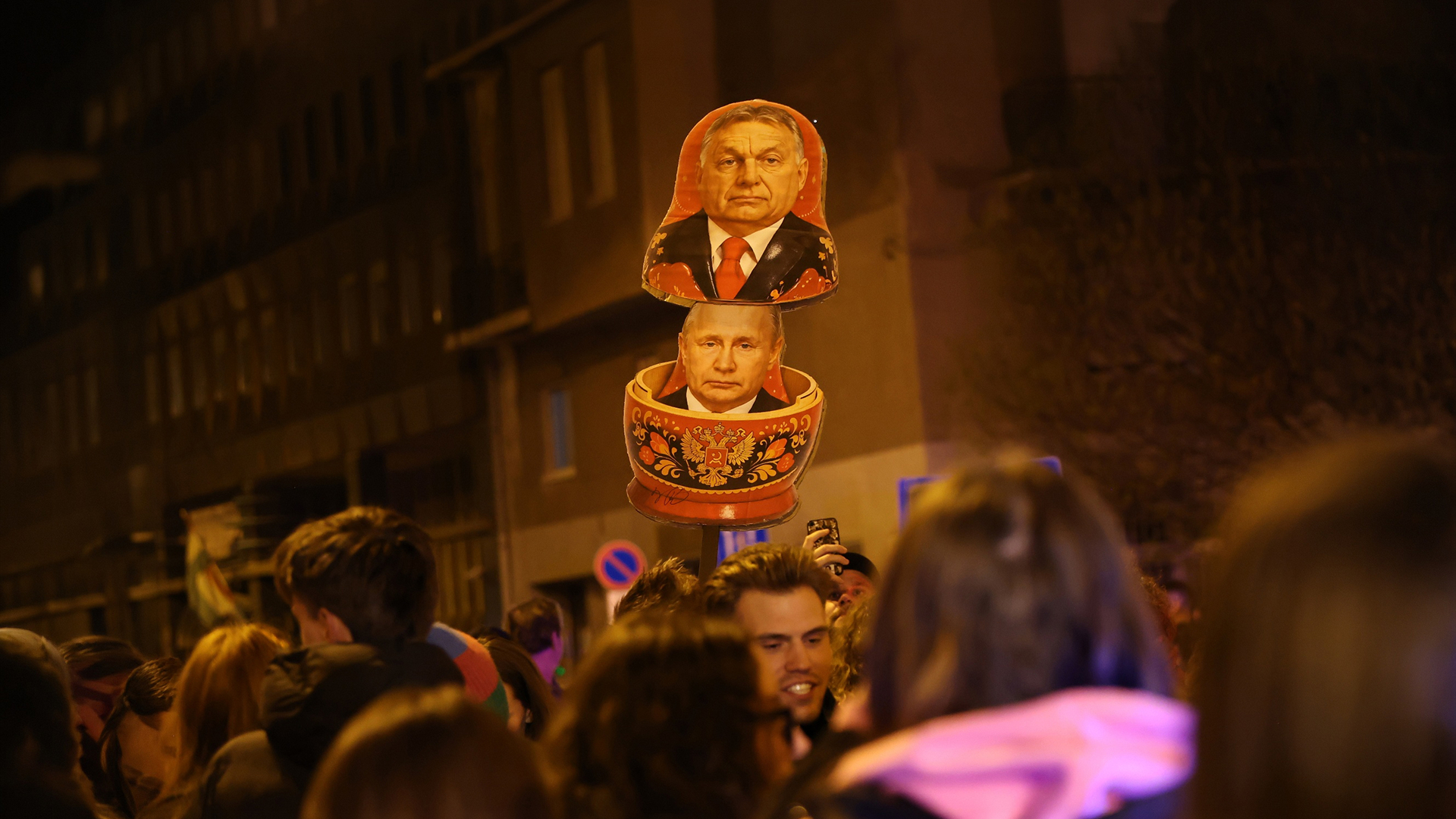 Viktor Orbán i Władimir Putin przedstawieni jako rosyjskie matrioszki podczas demonstracji w Budapeszcie. Fot. Shutterstock