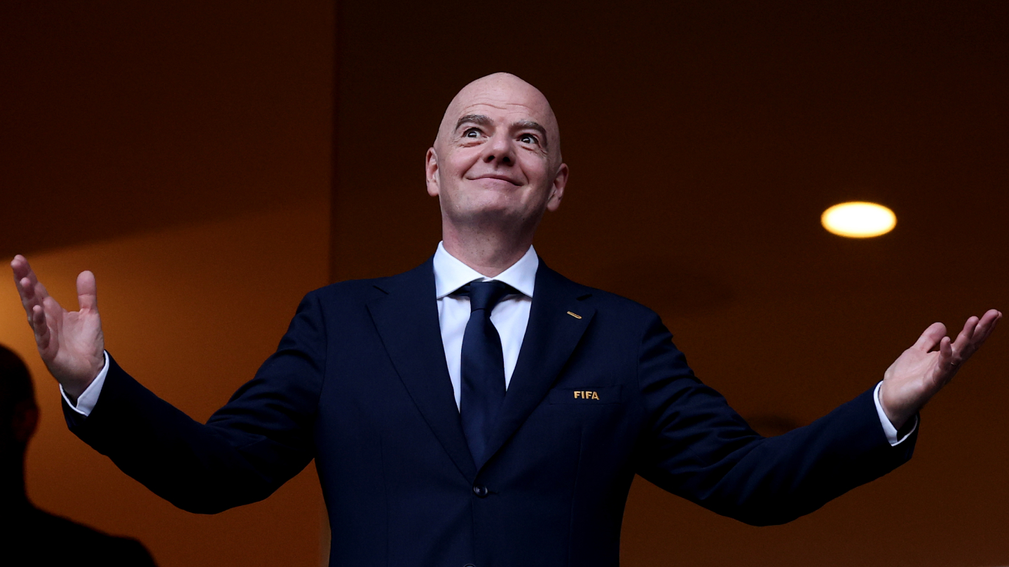 Infantino „w dwóch miejscach naraz”?