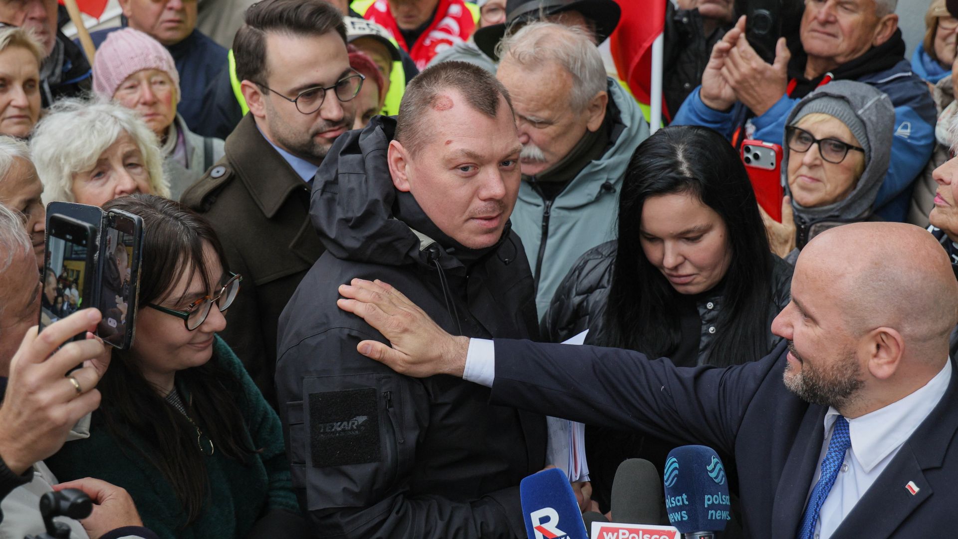 Piotr W. (C) przed Sądem Rejonowym dla Warszawy-Śródmieścia (fot. PAP/Paweł Supernak)